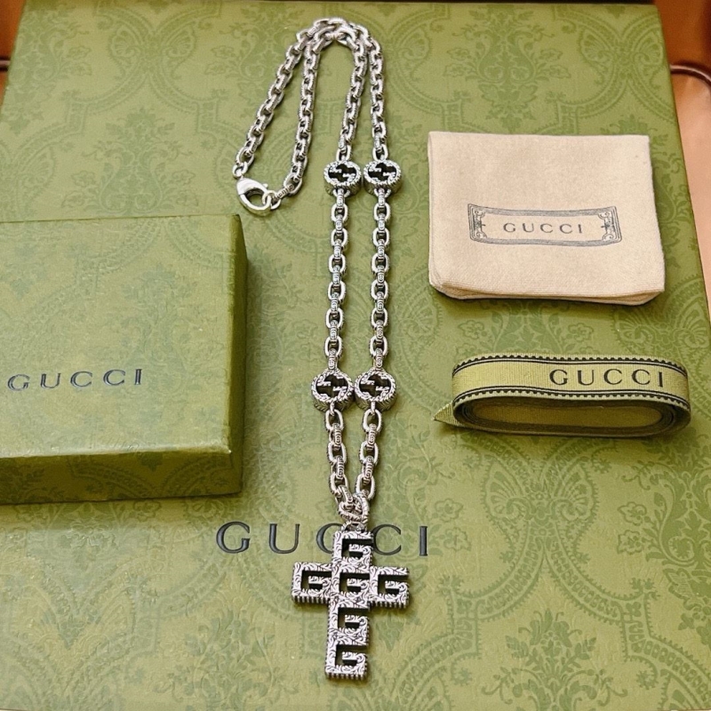 G*u*i necklaces
